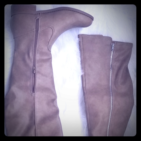 Tall flat boots - Picture 2 of 4